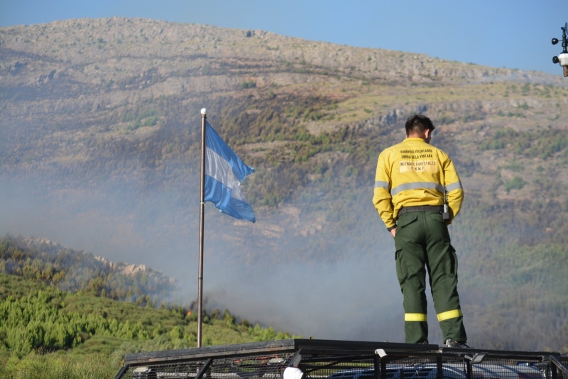 No da tregua el incendio en el sector serrano