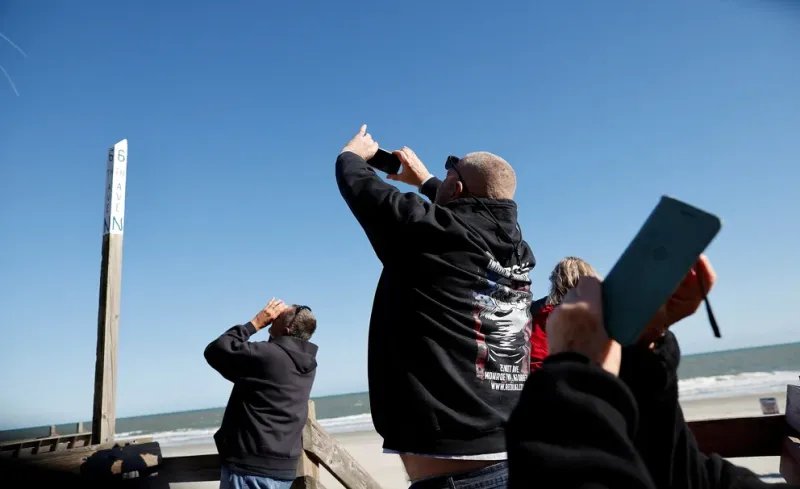 Personas toman fotografías y videos del objeto volador chino en la costa de Carolina del Sur