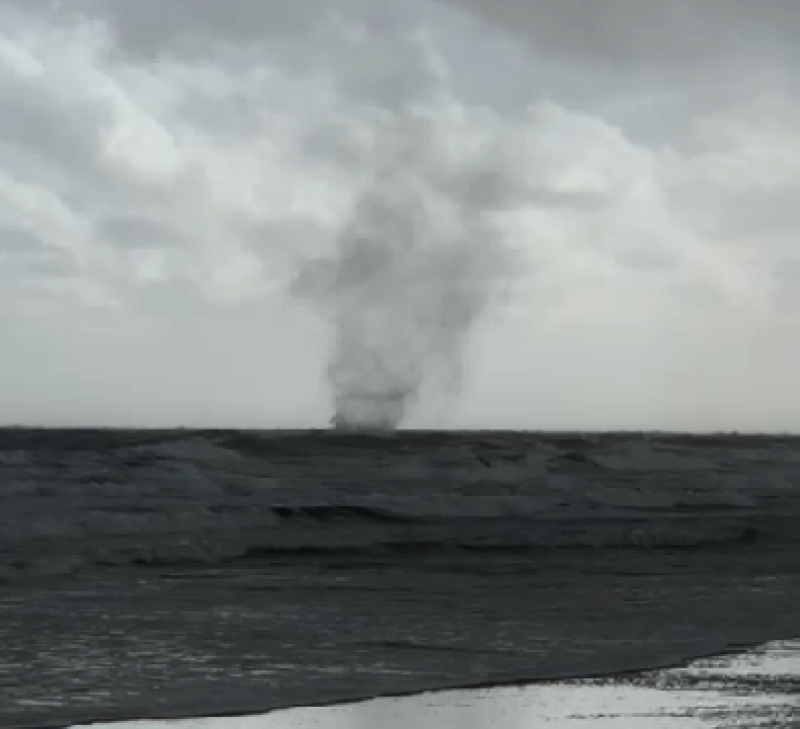 Así se vio una tromba marina en Monte Hermoso