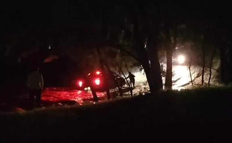 Susto: salían de un casamiento y casi los arrastra la correntada de un arroyo en Sierra de la Ventana