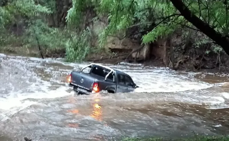 Susto: salían de un casamiento y casi los arrastra la correntada de un arroyo en Sierra de la Ventana