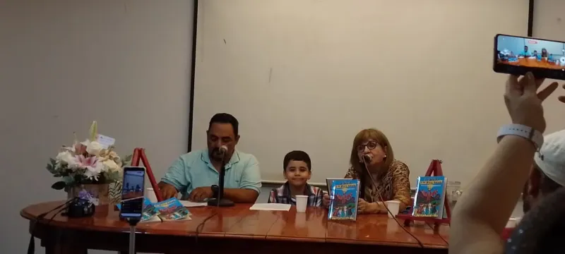 Bórquez también acompañó a Bautista Martínez en la presentación de ”El dragón y la gema dorada” en el Centro Cultural Virla, en Tucumán.