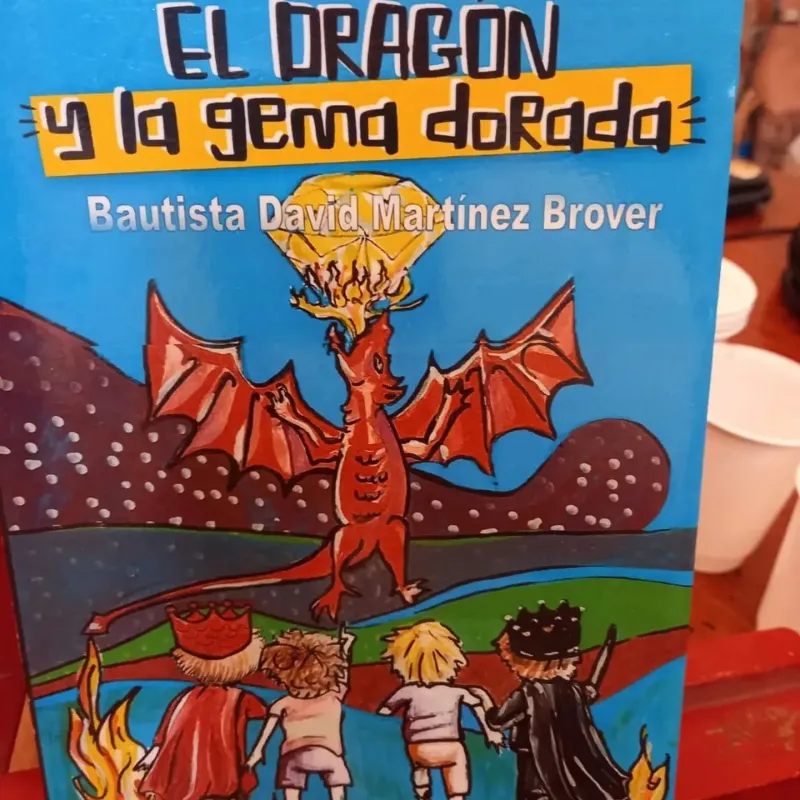  ”El dragón y la gema dorada” es el primer libro de Bautista Martínez. 