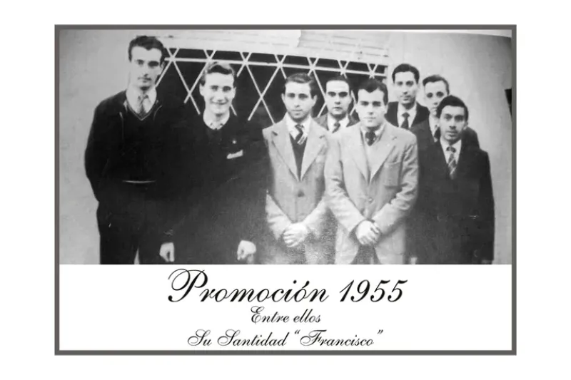  Promoción 1955 de la Escuela Industrial N° 27. Bergoglio es el segundo desde la derecha, semitapado