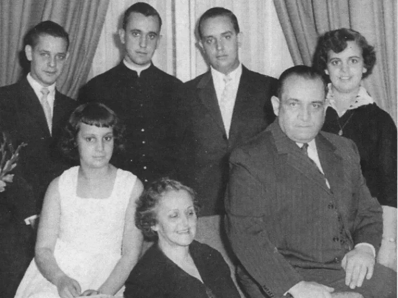  Jorge Bergoglio, segundo desde la izquierda en la fila de atrás, junto a su familia. De izquierda a derecha: Alberto Horacio, Bergoglio, su hermano Oscar Adrián y su hermana Marta Regina. En la fila de abajo desde la izquierda: su hermana María Elena, su