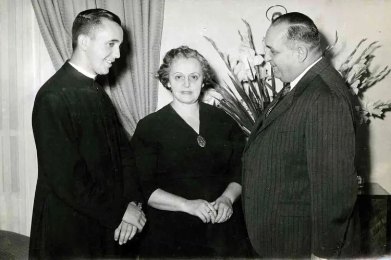  Jorge Bergoglio, entonces seminarista, junto a sus padres María Regina Sívori y Mario José Francisco en 1958 (REUTERS/Cortesía de Maria Elena Bergoglio)