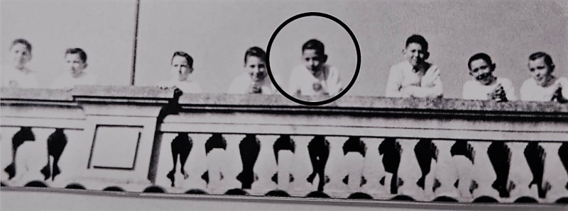 Francisco mirando desde un balcón durante su escuela primaria