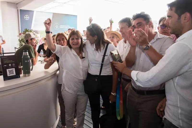 Patricia Bullrich se llevó de Expoagro una marea de abrazos y fotos mientras aguarda cerrar un acuerdo con parte de la UCR