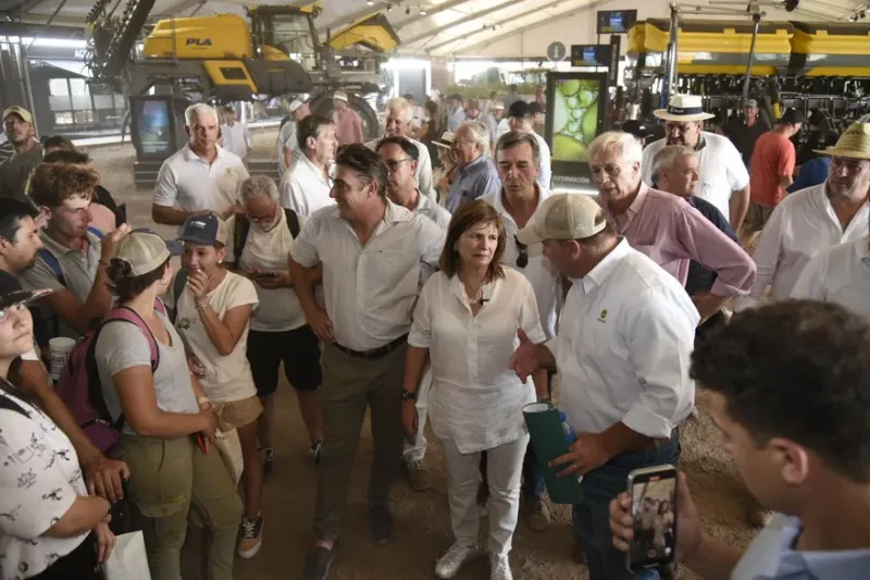 Patricia Bullrich, en el stand de John Deere, en Expoagro