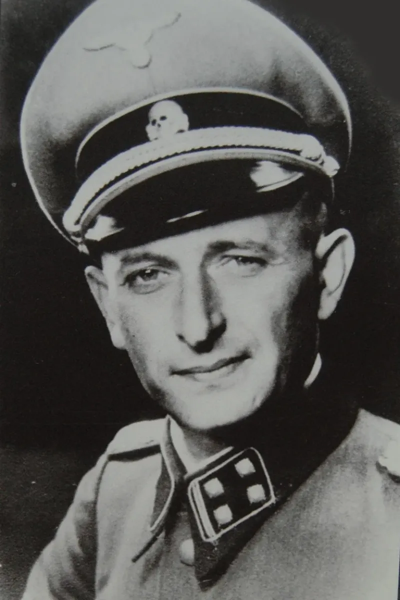 Adolf Eichmann -que nació el 19 de marzo de 1906- en una foto con su uniforme en 1942. Fue el ”arquitecto del Holocausto” y el responsable de enviar a la muerte a millones de personas