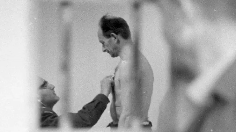  El examen físico de Eichmann en prisión