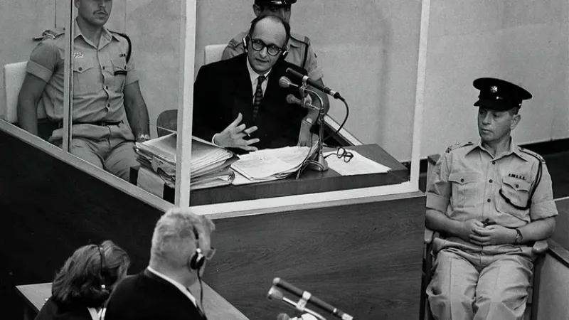  Eichmann en el tribunal donde fue juzgado. Insistió en que solo ”cumplía órdenes” y negó toda responsabilidad sobre los atroces crímenes 