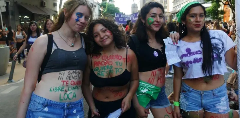 Las jóvenes cada vez cargan menos con el mandato de la maternidad. Marcha por el Día Internacional de la Mujer. Foto Cecilia Profético