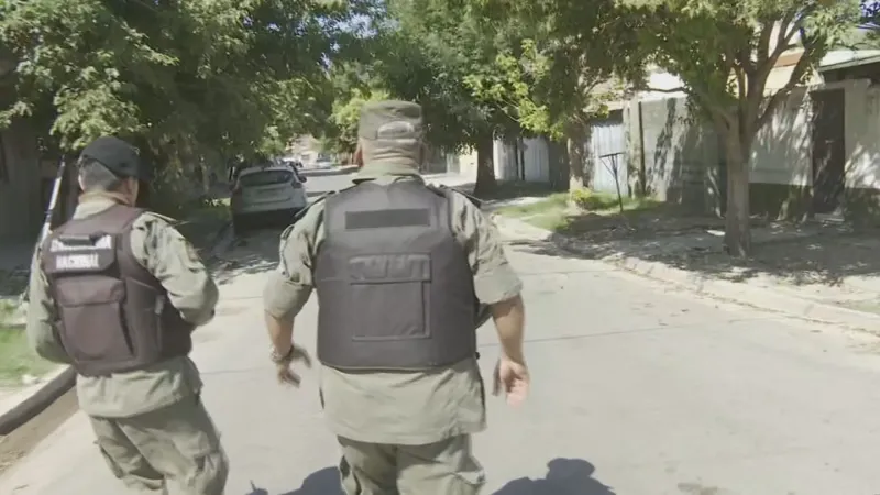 Los gendarmes ya realizan controles y detenciones en Rosario: fueron recibidos con aplausos por los vecinos