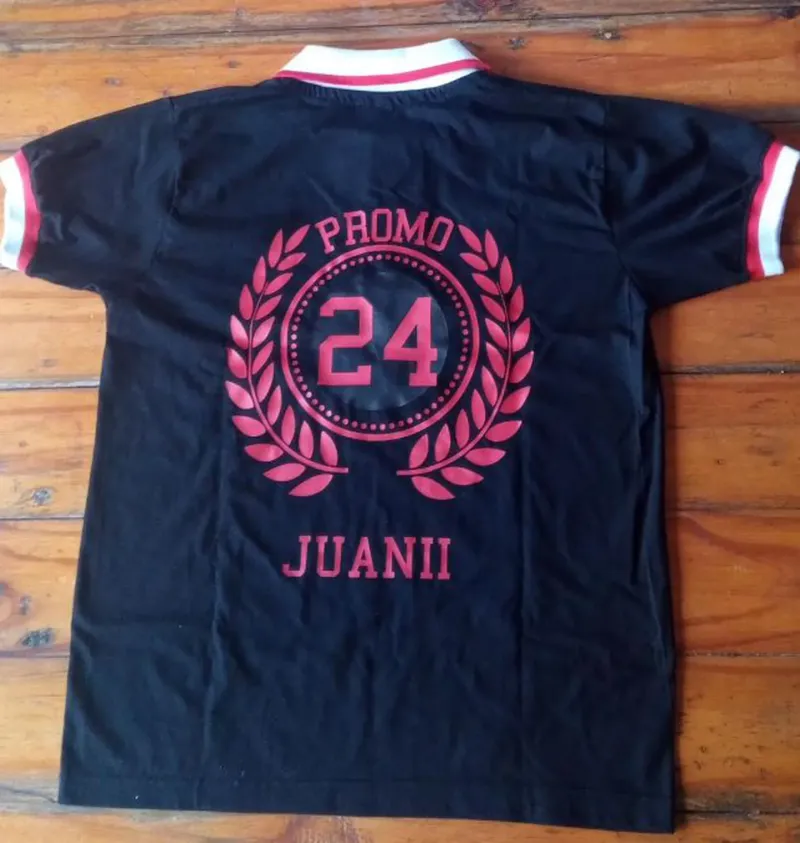 La remera que los compañeros de colegio le regalaron a la mamá de Juani.