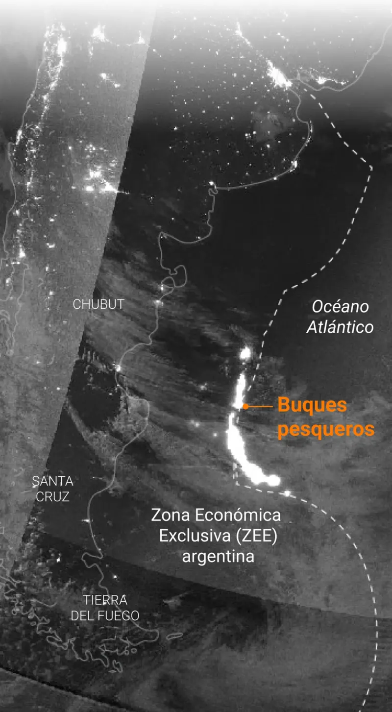 Imagen satelital de la actividad por fuera de la zona económica exclusiva. La concentración de luces son entre 500 y 600 buques extranjero que pescan calamar.