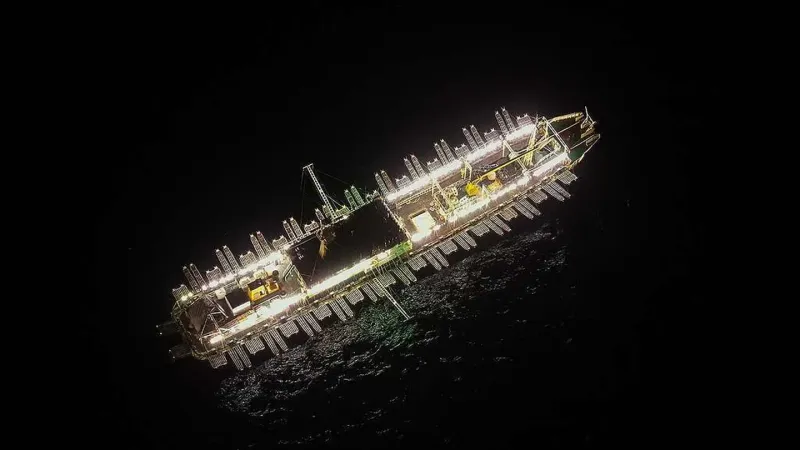 Vista aérea de un potero pescando de noche en el sur de la Argentina.