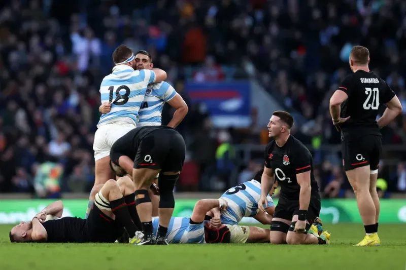 Los jugadores de Los Pumas festejan luego de vencer a Inglaterra por 30-29 en Londres, en noviembre de 2022