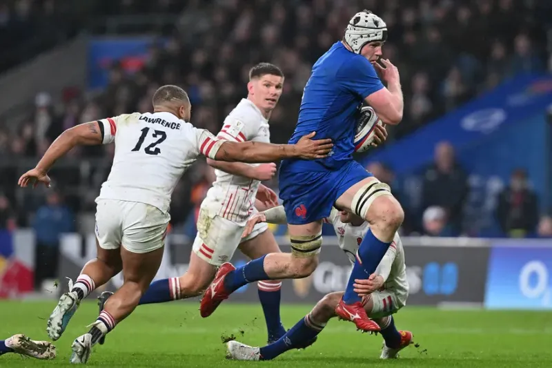 El segunda línea francés Thibaud Flament pasa entre los jugadores ingleses: arrollador andar en Twickenham