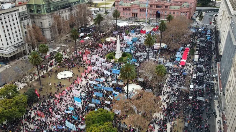 La ayuda social y la intervención de los piqueteros, uno de los desafíos a resolver por el futuro gobierno. 