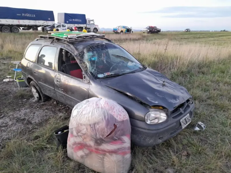 Una familia que viajaba a Sierra de la Ventana volcó en la ruta 51