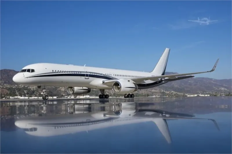 El avión VIP que compró la Presidencia se pintó de celeste en un aeropuerto de Kansas