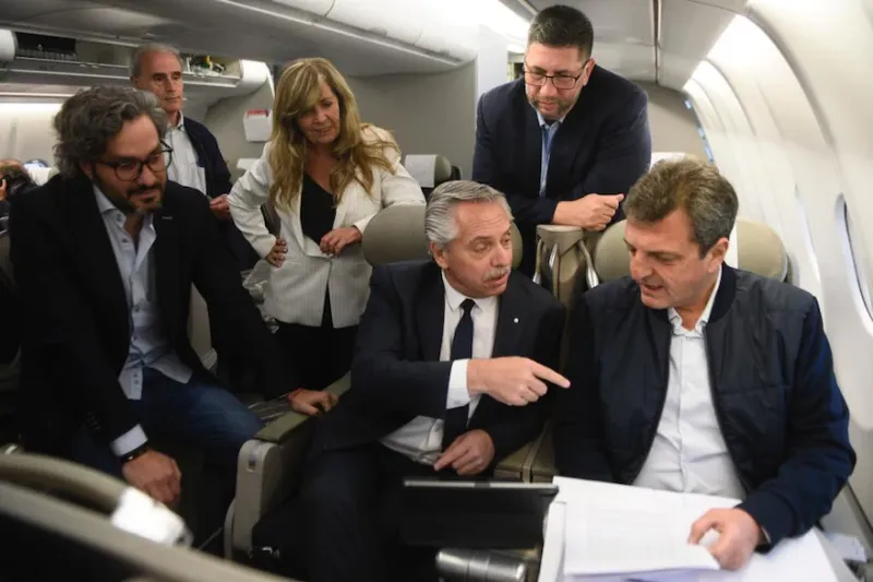 Alberto Fernández junto a Santiago Cafiero, Julio Vitobello, Gabriela Cerruti, Juan Manuel Olmos y Sergio Massa, en el avión rumbo a Bali desde París, en una gira presidencialPresidencia