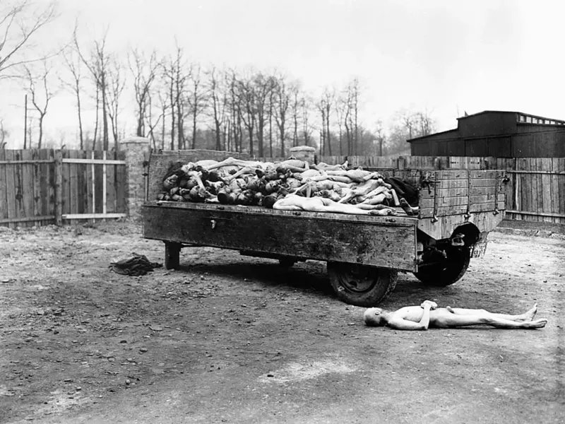 Los cadáveres de las víctimas nazis yacen en un vagón y en el suelo en el campo de concentración de Buchenwald. Los cuerpos estaban a punto de ser quemados cuando el campamento fue capturado por tropas del 3.er Ejército de los EE. UU.