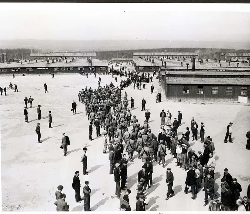  Tropas del Tercer Ejército de EE. UU. marchan hacia el campo de concentración de Buchenwald cerca de Weimar, Alemania, después de su liberación