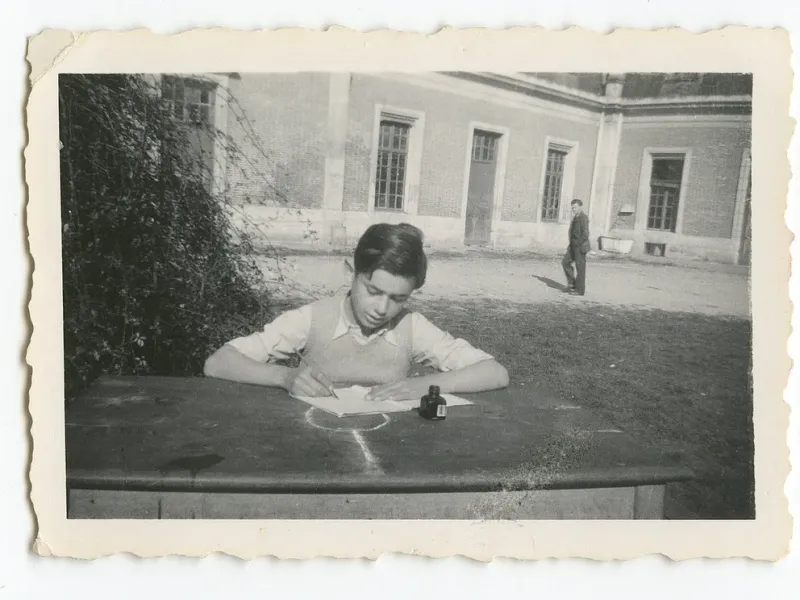 Foto de Robert Waisman en Écois (Francia), donde vivió tras ser liberado de Buchenwald y antes de llegar a Canadá, facilitada por la editorial Destino