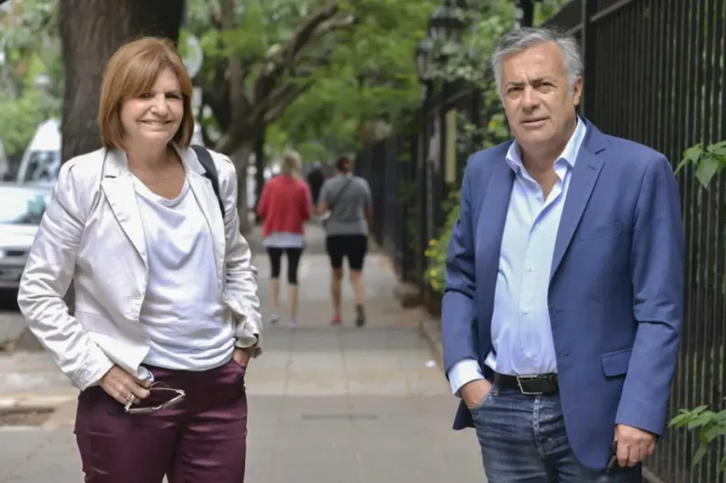 Alfredo Cornejo junto a la presidenta del PRO Patricia Bullrich