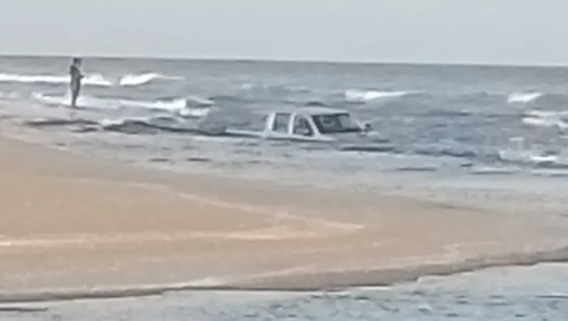 Monte: un mal cálculo hizo que una camioneta terminara dentro del mar (video)