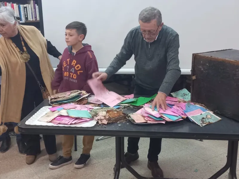 Daniel Quintana ordenando los mensajes tras la apertura de la cápsula del tiempo