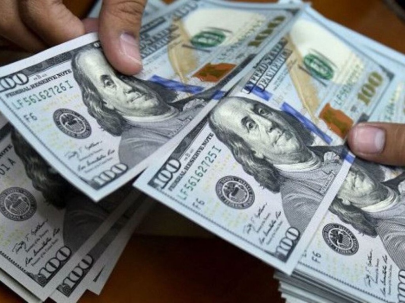 El dólar blue dio un fuerte salto de $8, llegó a $408 y volvió a marcar un récord