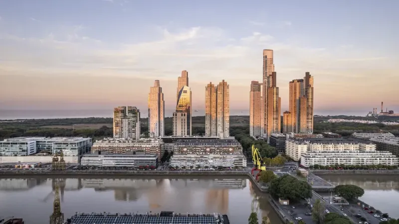 Ocho de las diez torres más altas de Buenos Aires están en el barrio más joven de la ciudad: Puerto Madero