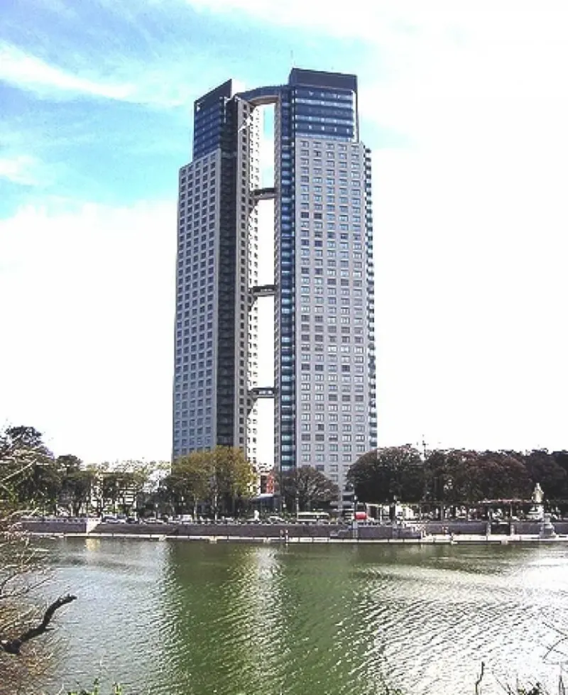 Las Torres El Faro I y II, en Puerto Madero, están unidas por 4 puentes. Al momento de su construcción fueron los edificios más altos de Buenos Aires, pero poco después perdieron su lugar en lo más alto del podio...