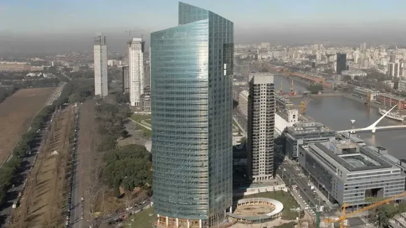 La Torre YPF, en Puerto Madero, diseño del prestigioso arquitecto tucumano César Pelli