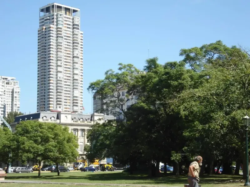 Una imagen de la Torre Le Parc tomada desde los bosques de Palermo. Delante asoma el Palacio Bosch, la residencia del embajador de los Estados Unidos en Argentina