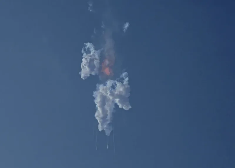  El cohete Starship, de SpaceX, explota poco después de haber despegado desde la base de lanzamiento en Boca Chica, Texas, el jueves 20 de abril de 2023. 