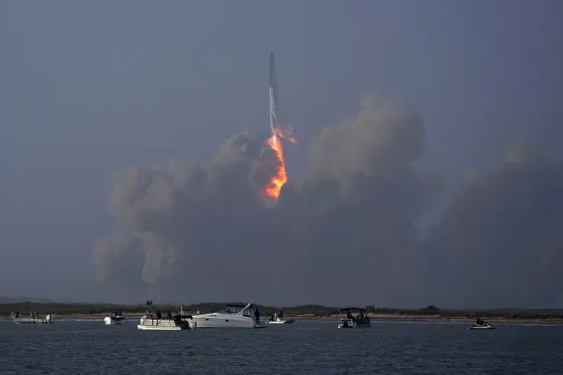 La nave estelar de SpaceX despega de la base estelar de Boca Chica, Texas, el jueves 20 de abril de 2023