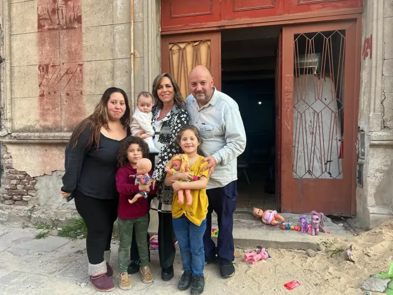  Sandra Borghi junto a Laura, Guillermo y sus tres nenas. 