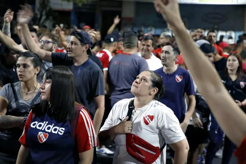 Hinchas de Independiente se congregan frente a la sede del club, en Avellaneda