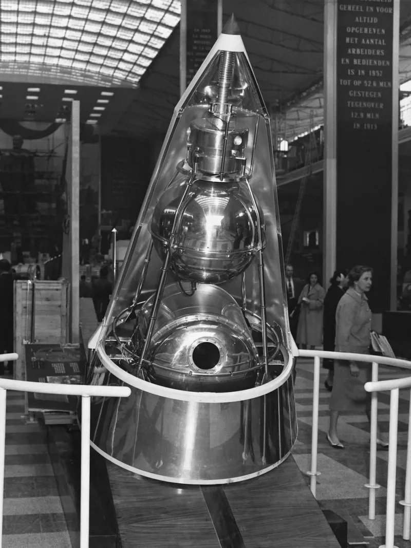  Una réplica del Sputnik 2, la cápsula que se desintegró en el aire con el cuerpo de Laika adentro el 14 de abril de 1958 (Photo by © Hulton-Deutsch Collection