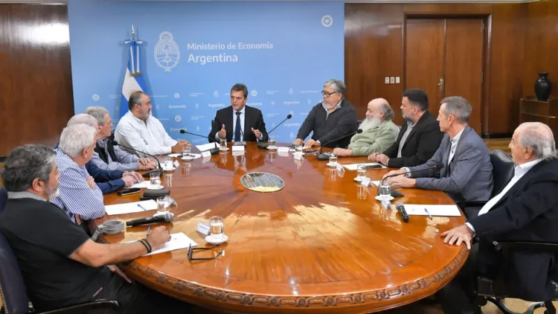 Sergio Massa, en la reunión con la CGT, el Movimiento Evita y Barrios de Pie