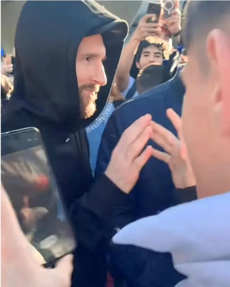 Messi causó revolución en un parque de diversiones de París