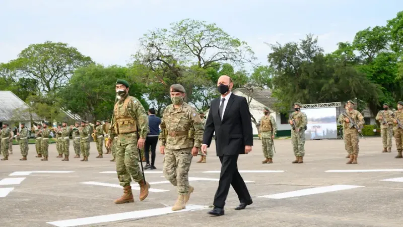 Acompañado por jefes militares, el gobernador Gildo Insfrán recorre el Regimiento de Infantería Monte 29, de Formosa, en un aniversario del cruento ataque de los Montoneros