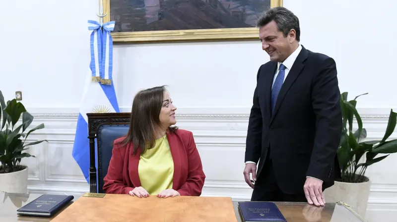 La presidenta de la Cámara Baja apoyó al ministro en plena escalada del dólar blue.