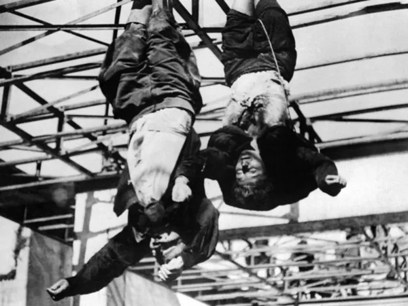 Mussolini y su amante, Clara Petacci, colgados en la Plaza Loreto de Milán