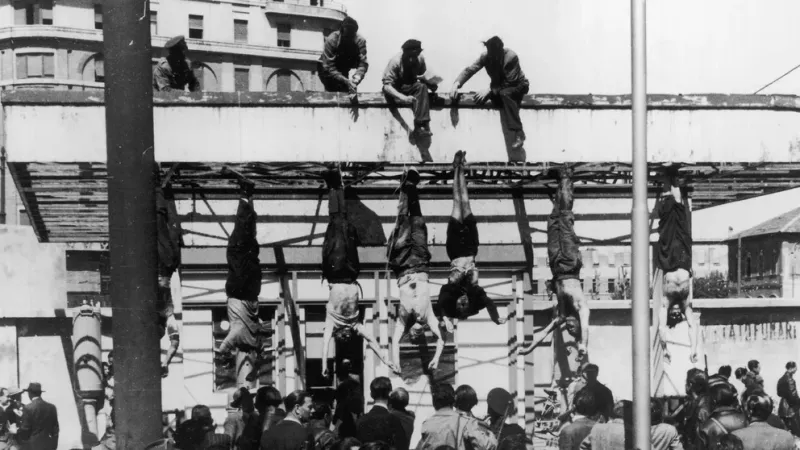 Benito Mussolini y Clara Petracci colgados de un gancho de carnicería un día después de la ejecución. Junto a ellos, los cuerpos de líderes fascistas, Nicola Bombacci, Alessandro Pavolini y Achille Starace