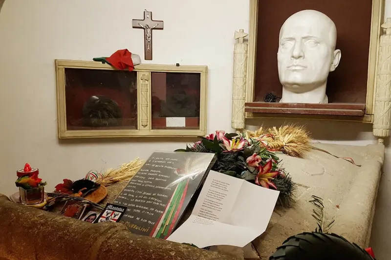  La tumba actual de Mussolini, en Predappia